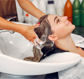 Imagem de uma casa pequena na mão de um casal