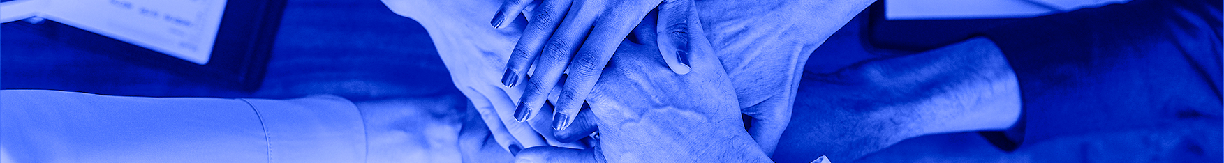 Pessoas dando as mãos