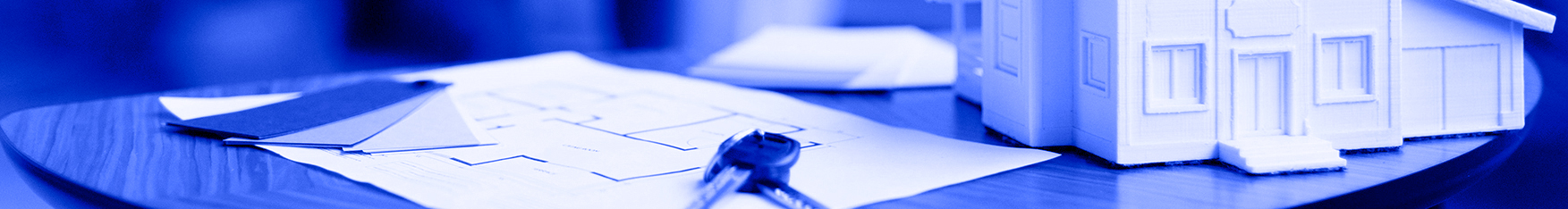 Imagem de uma família se abraçando na sala de casa